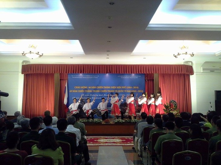 В РЦНК в Ханое отметили 60-летие Победы под Диенбиенфу и 69-ю годовщину Победы над фашизмом - ảnh 1